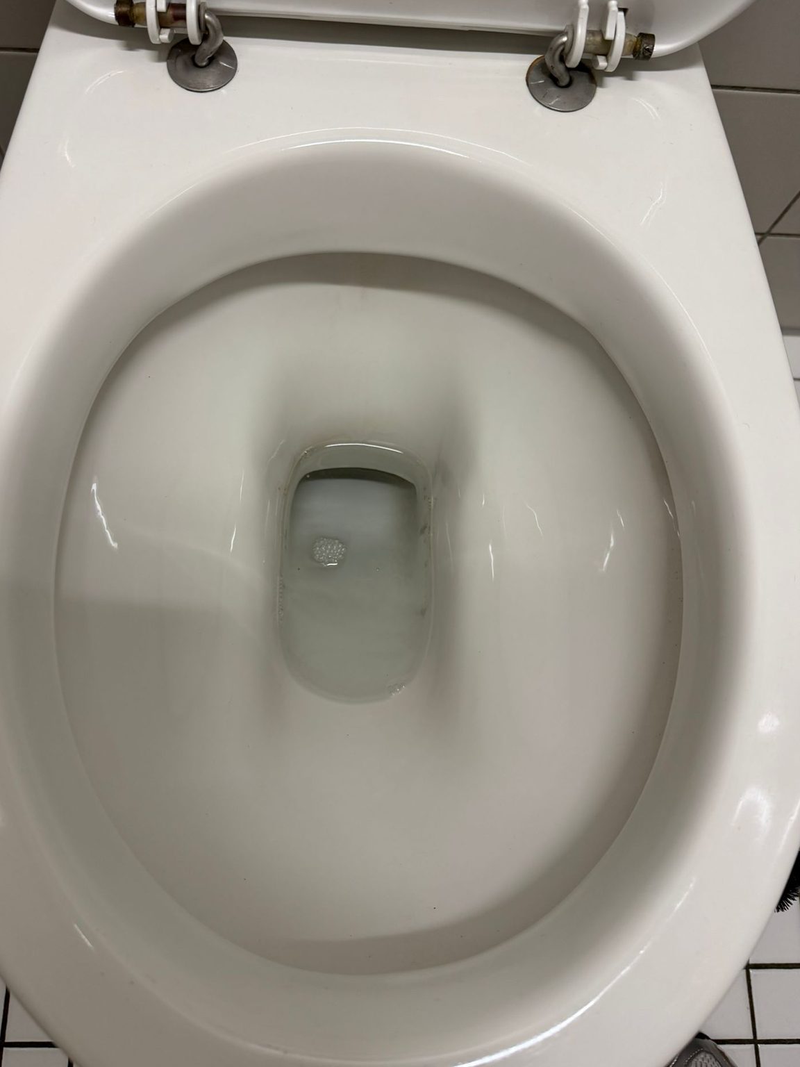 Dasselbe WC-Becken nach der Reinigung, Keramik durchgehend sauber